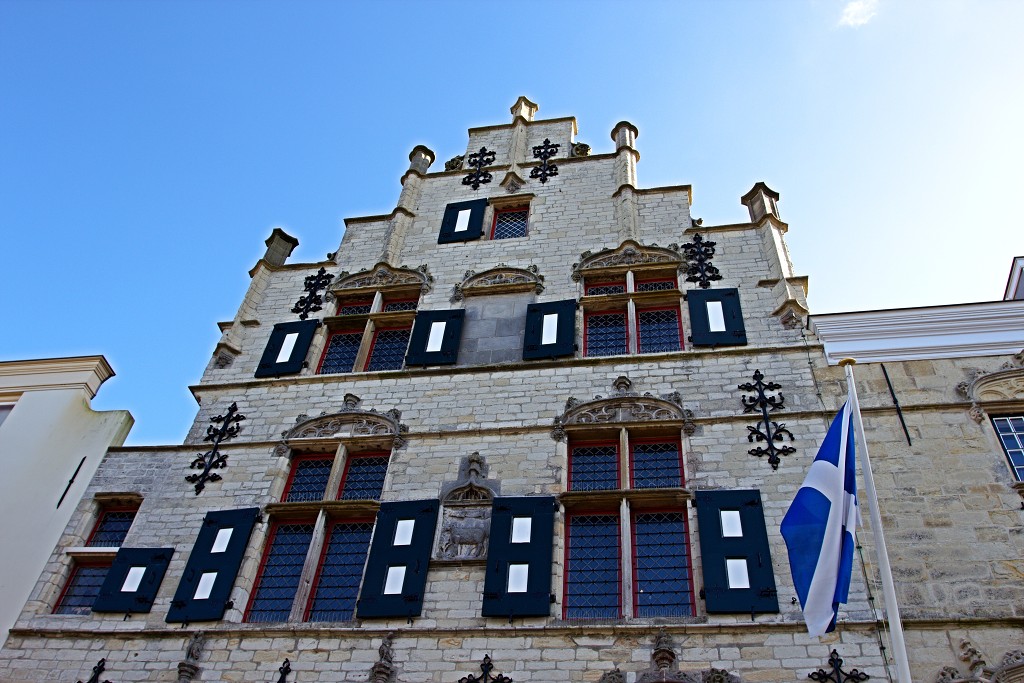 historisch meer stadhuis toerisme toeristisch veere veerse meer walcheren zeeuwse delta boten haven jachthaven strand korenmolen molen zeeland grote kerk hdr